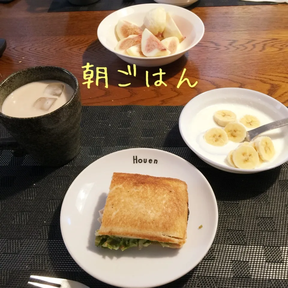 Snapdishの料理写真:カジキフライキャベマヨチーズホットサンド、イチジク|yakinasuさん