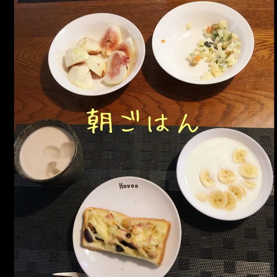 Snapdishの料理写真:マセドアンサラダチーズトースト、ヨーグルトバナナ、イチジク|yakinasuさん