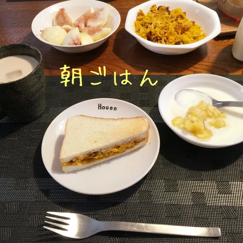 Snapdishの料理写真:南瓜サラダサンド、ヨーグルトバナナ、イチジク、カフェオレ|yakinasuさん