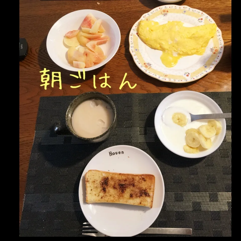 Snapdishの料理写真:シナモンシュガートースト、オムレツ、ヨーグルトバナナ、桃|yakinasuさん