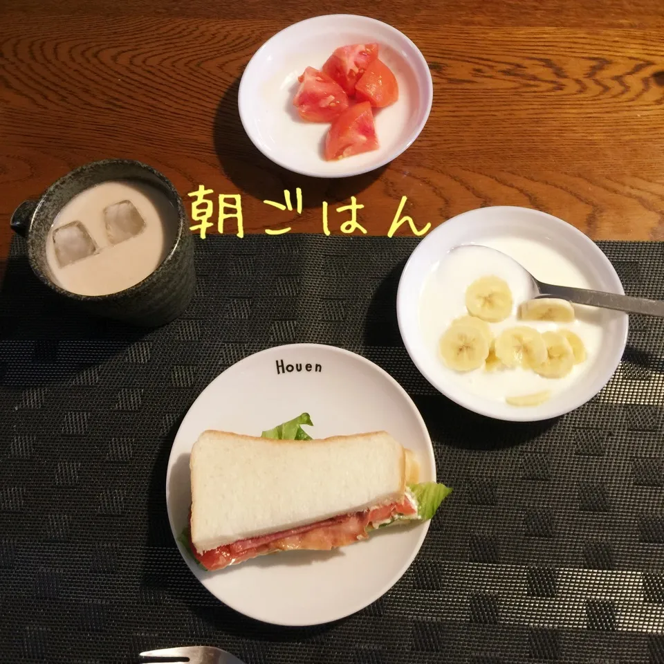 Snapdishの料理写真:BLTサンド、ヨーグルトバナナ、トマト、カフェオレ|yakinasuさん