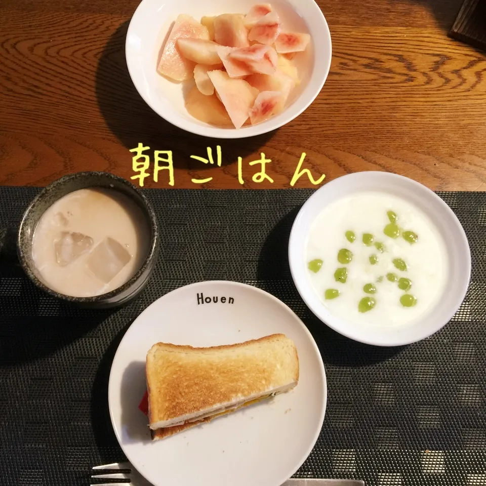 クラブハウスサンド、ヨーグルトぶどう、桃、カフェオレ|yakinasuさん