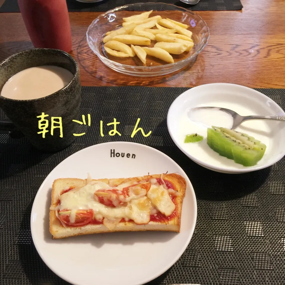 Snapdishの料理写真:ピザトースト、ポテト、ヨーグルトキウイ、カフェオレ|yakinasuさん