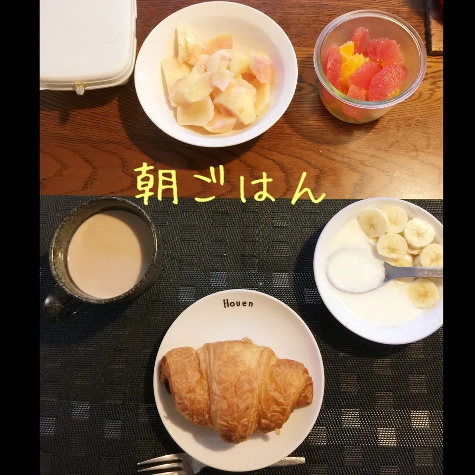 Snapdishの料理写真:チョコクロワッサン、ヨーグルトバナナ、桃、オレンジ、|yakinasuさん