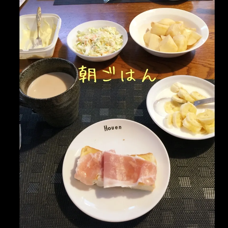 Snapdishの料理写真:トースト生ハム、サラダ、ヨーグルトバナナ、桃、カフェオレ|yakinasuさん