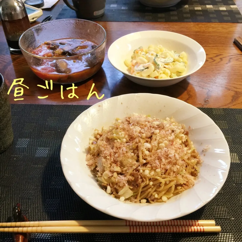 夫作のソース焼きそば、マカロニサラダ、茄子トマトポン酢マリネ|yakinasuさん