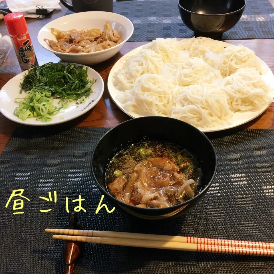 玉ねぎと豚肉の甘辛煮withそうめん|yakinasuさん