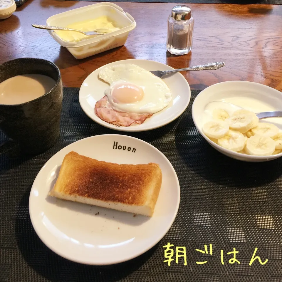 Snapdishの料理写真:バタートースト、ハムエッグ、ヨーグルトバナナ、カフェオレ|yakinasuさん