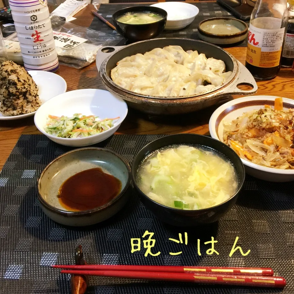 餃子、野菜炒め、中華スープ、ワカメのお握り|yakinasuさん