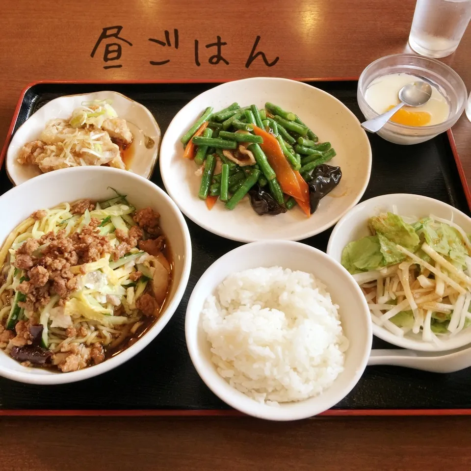 台湾冷麺、油淋鶏、インゲン炒め、大根サラダ、杏仁豆腐、ごはん|yakinasuさん