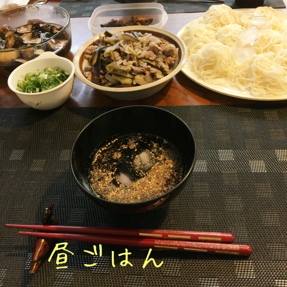 Snapdishの料理写真:豚肉と茄子と玉ねぎの炒め物醤油味、そうめん、茄子と胡瓜の漬物|yakinasuさん