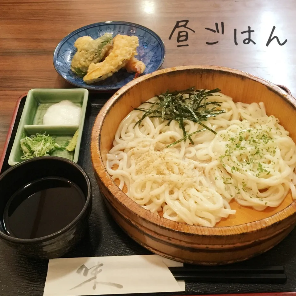 絶品のうどん屋さんで、たらいうどんと天ぷら|yakinasuさん