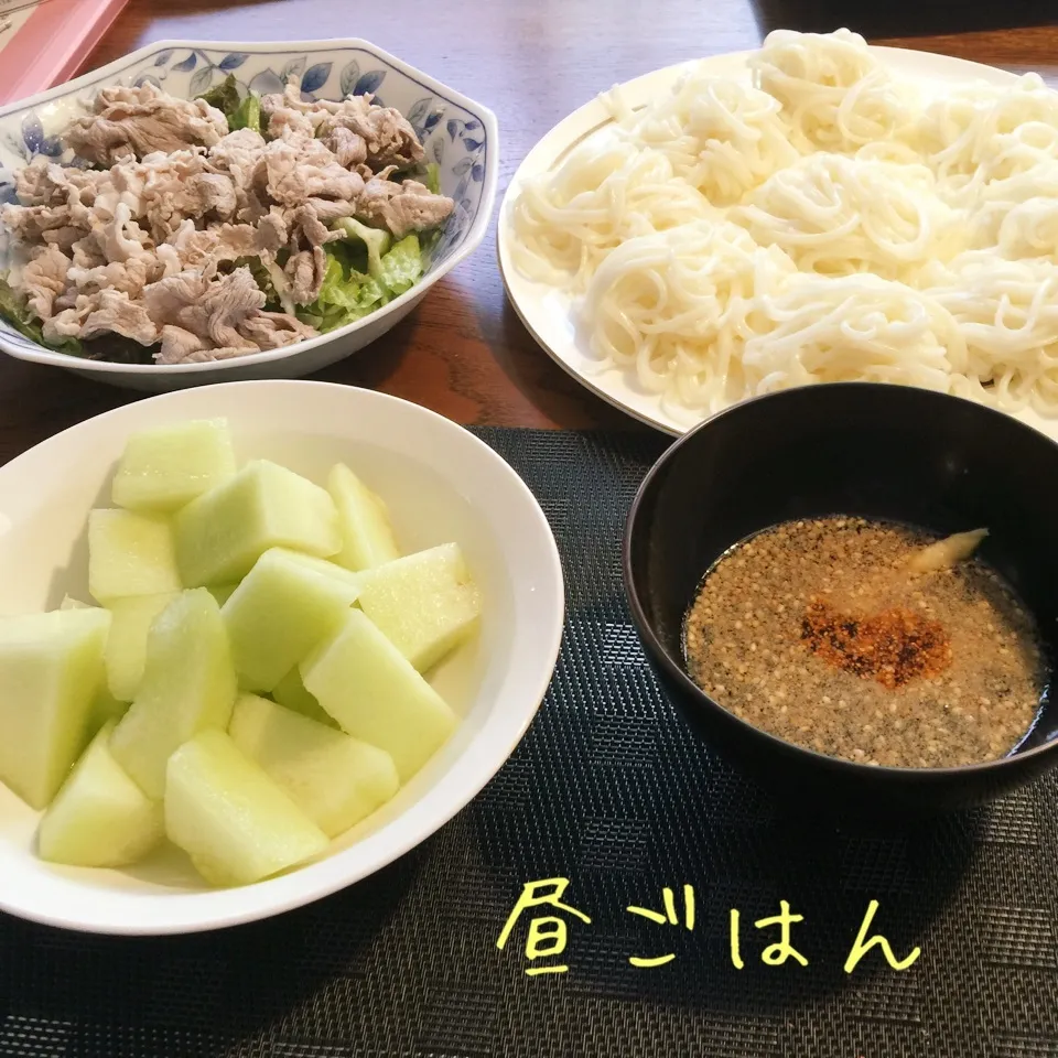 半田のそうめんwith豚しゃぶサラダ、メロン|yakinasuさん