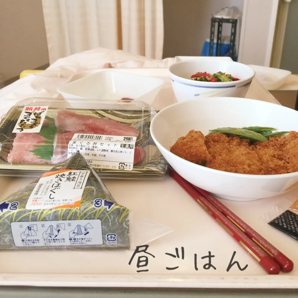 鮭おにぎり、鮪刺身、病院食のササミチーズカツ|yakinasuさん