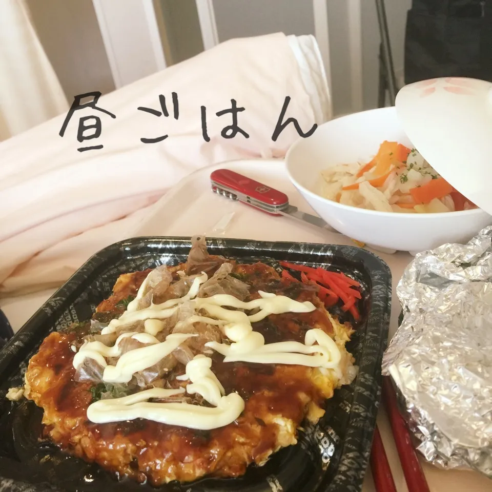 Snapdishの料理写真:イカ玉お好み焼き、奥は病院食野菜コンソメ煮|yakinasuさん