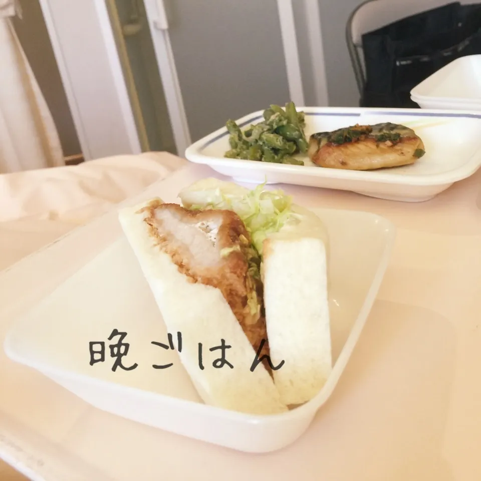 娘のカツサンド、奥は今日の病院食メイン鯖さっぱり焼き|yakinasuさん