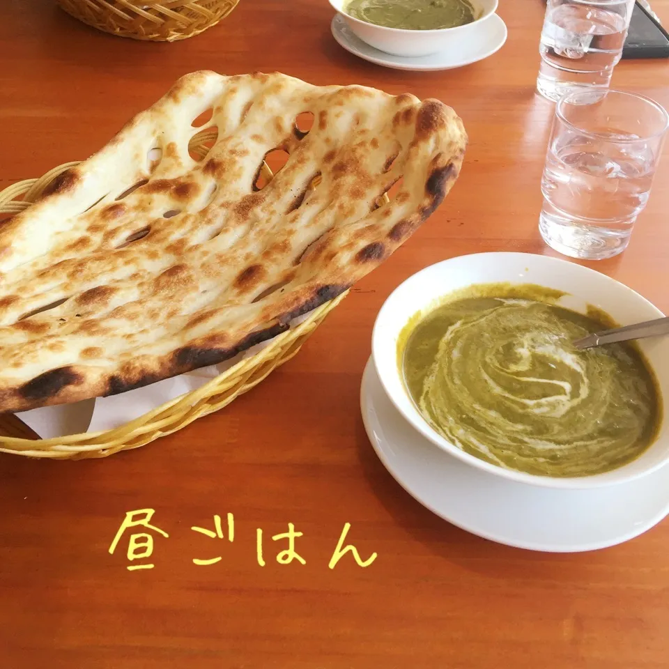 ほうれん草カレー、ナン、サラダ、アイスチャイ|yakinasuさん