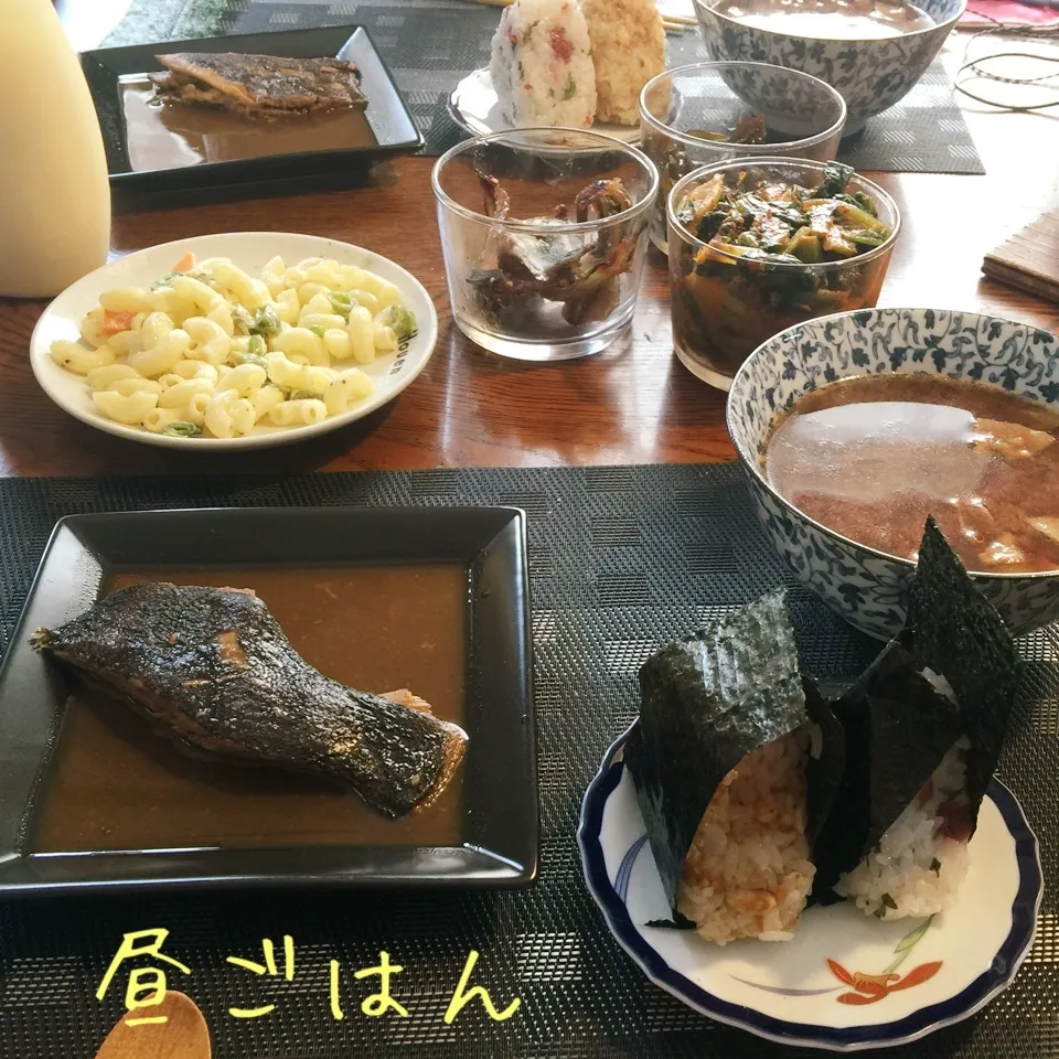 お握り2種、豚汁、鰈の煮付け、常備菜と残り物|yakinasuさん