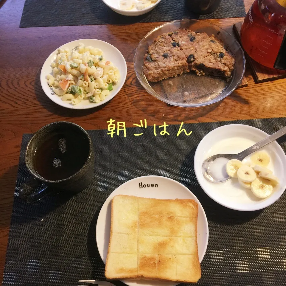 Snapdishの料理写真:トースト、ミートローフ、マカロニサラダ、ヨーグルトバナナ|yakinasuさん