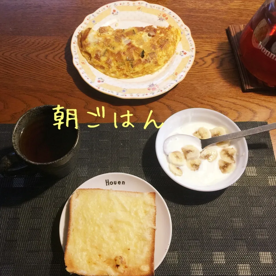 Snapdishの料理写真:悪魔のトースト、南瓜豚肉入りオムレツ、ヨーグルトバナナわ紅茶|yakinasuさん