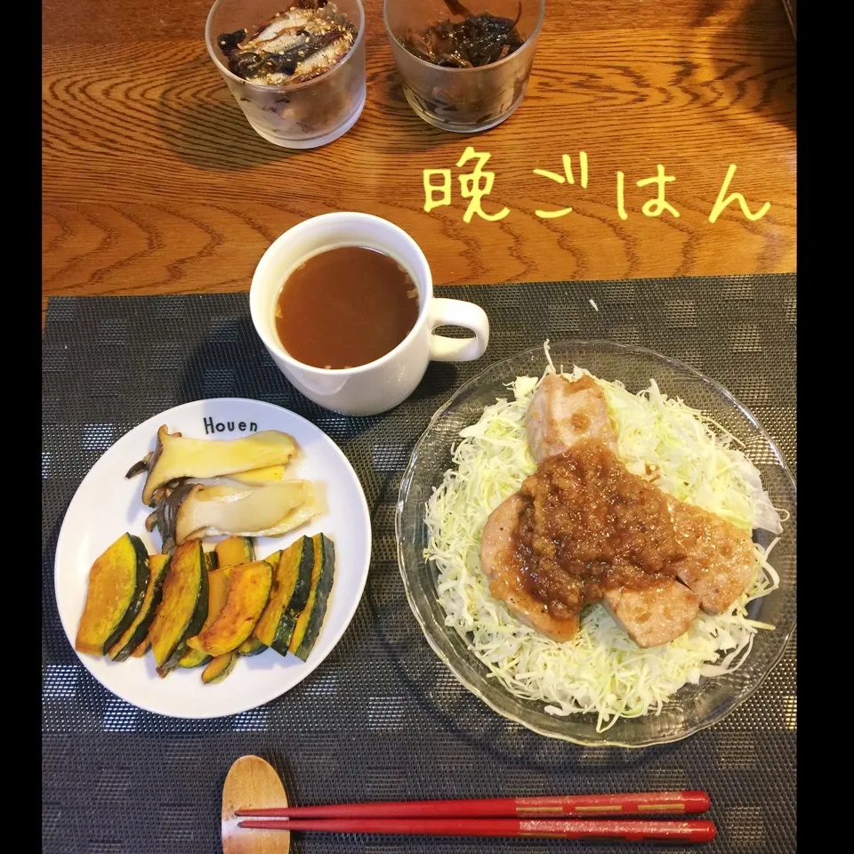 Snapdishの料理写真:豚ヒレステーキ玉ねぎ林檎ソース、焼き南瓜エリンギ、野菜スープ|yakinasuさん