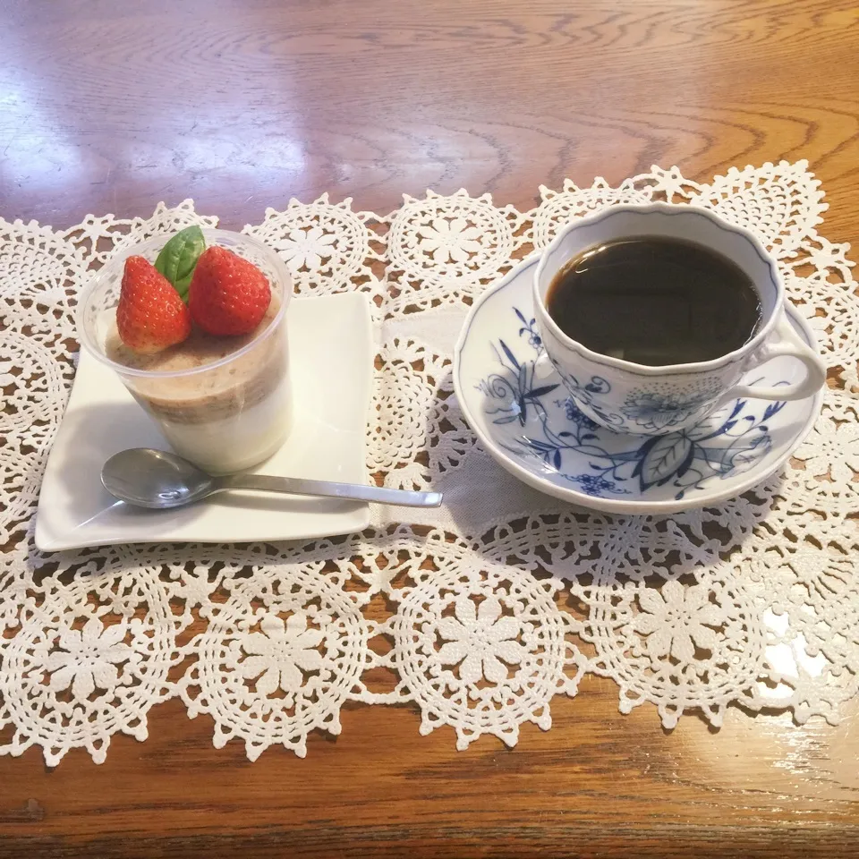 Snapdishの料理写真:さゆりんハピバ❣️苺とミルクの寒天、コナコーヒー|yakinasuさん