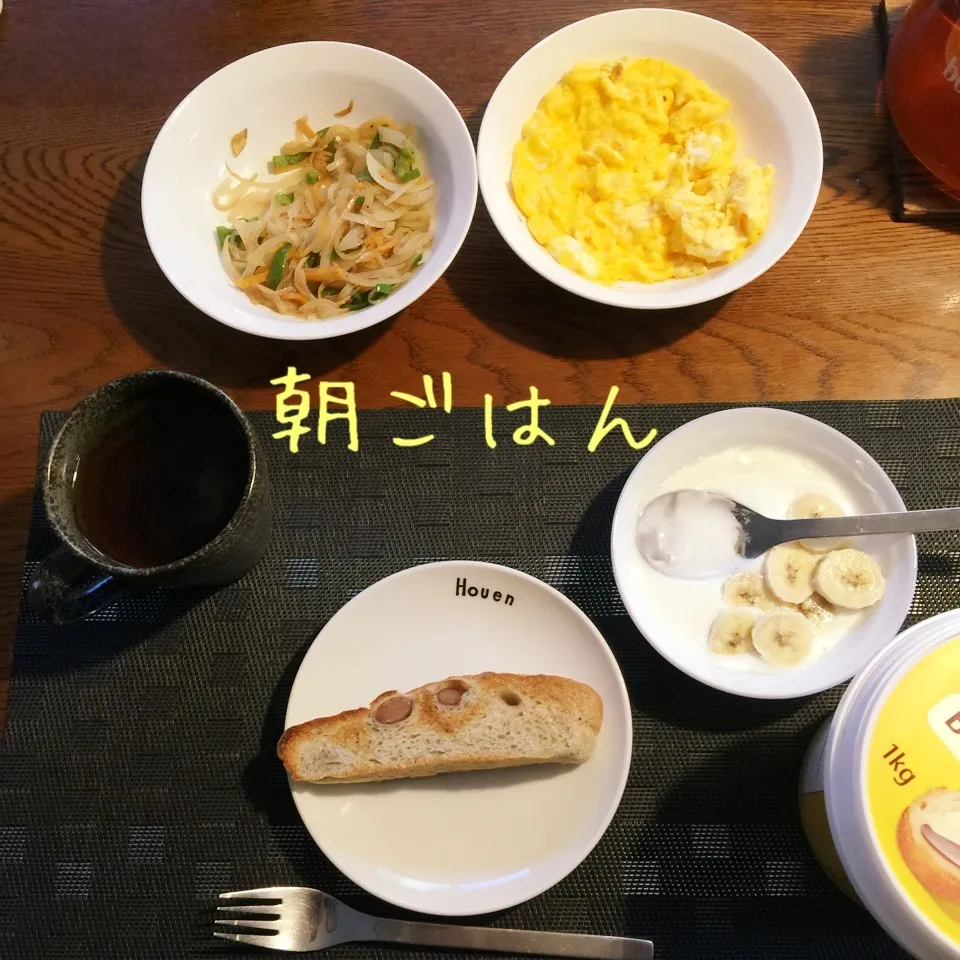 Snapdishの料理写真:甘納豆パン、スクランブル、野菜炒め、ヨーグルトバナナ、紅茶|yakinasuさん