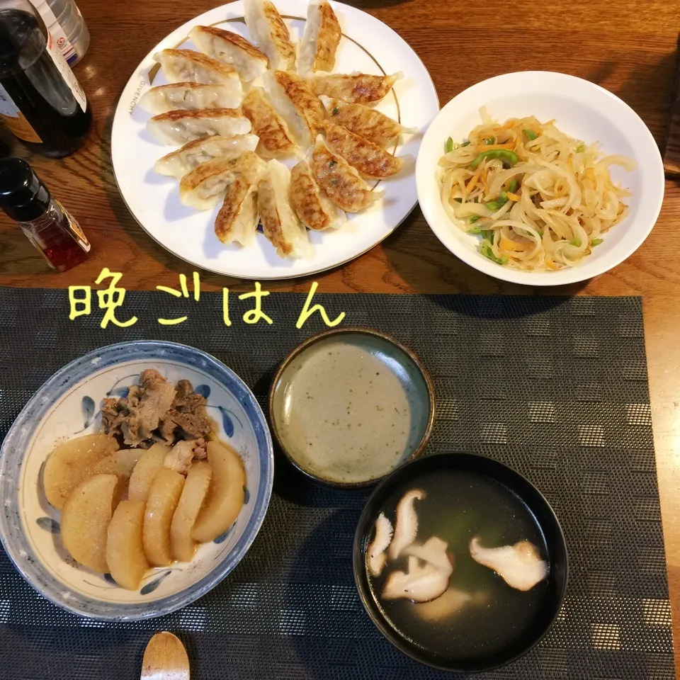 Snapdishの料理写真:餃子、大根と牛肉煮物、野菜炒め、中華スープ|yakinasuさん