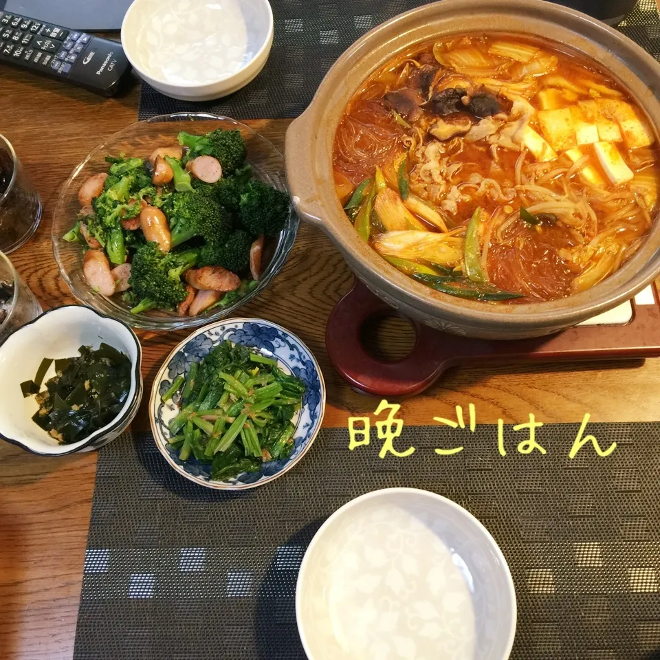 Snapdishの料理写真:赤辛鍋、ブロッコリーソーセージ炒め、残り物|yakinasuさん