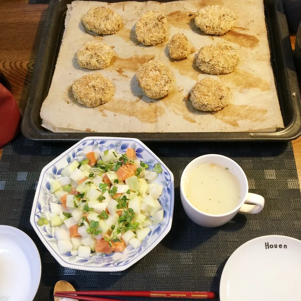 焼きカレーコロッケ、大根と鮭サラダ、ポタージュ|yakinasuさん