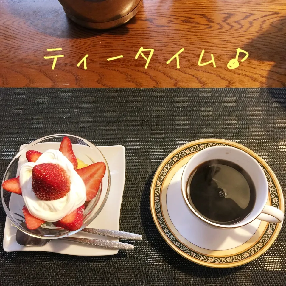 Snapdishの料理写真:苺パフェ？コーヒー|yakinasuさん