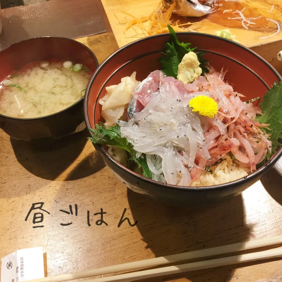 Snapdishの料理写真:沼津丼、味噌汁、鯵たたき、穴子天丼|yakinasuさん