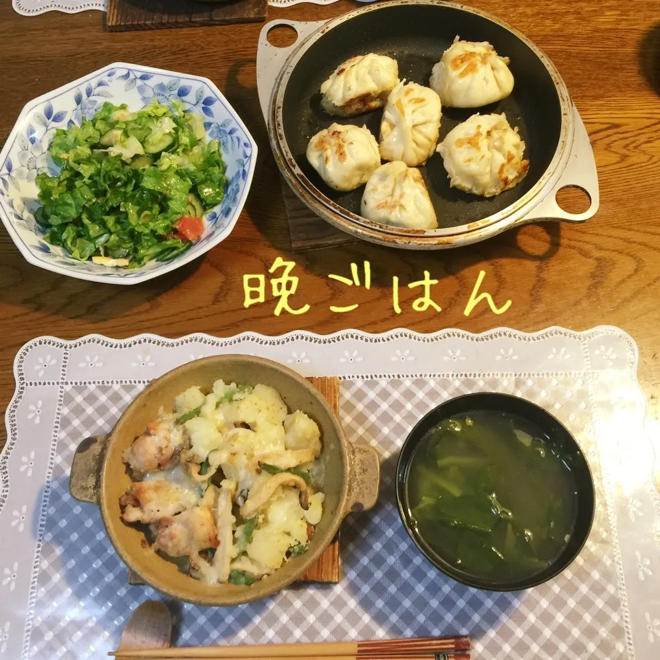 鶏モモじゃがチーズ焼き、サラダ、焼き小籠包、サラダ、スープ|yakinasuさん