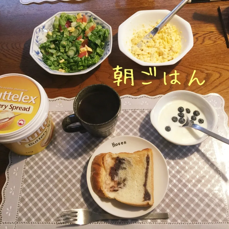 Snapdishの料理写真:あん食パン、ゆで卵、サラダ、ヨーグルトブルーベリー、紅茶|yakinasuさん