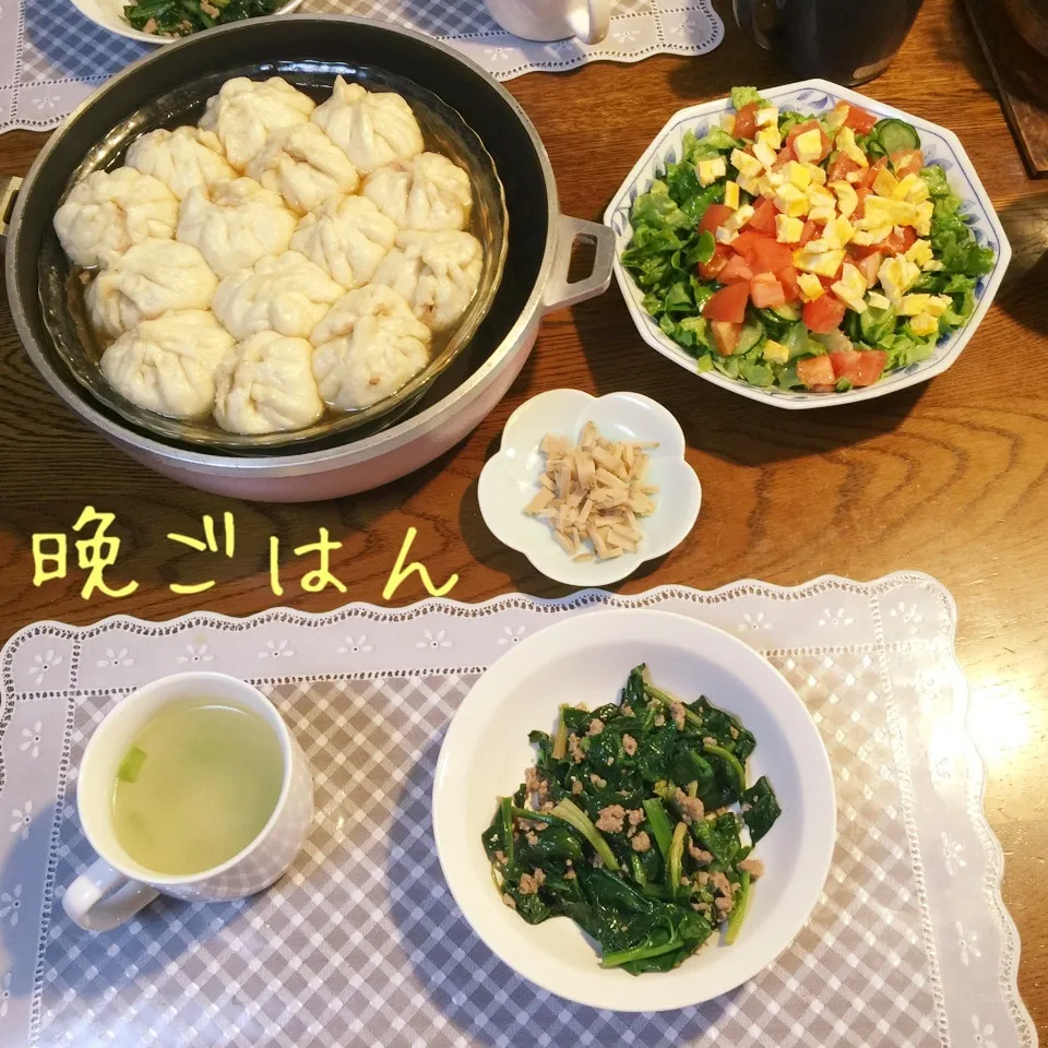 Snapdishの料理写真:小籠包、ほうれん草炒め、サラダ、スープ|yakinasuさん