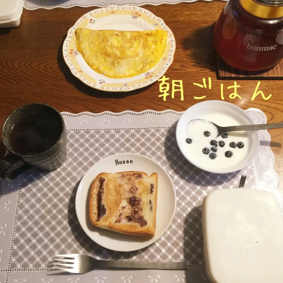 あん食パン、オムレツ、ヨーグルトブルーベリー、紅茶|yakinasuさん