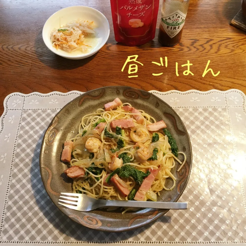 Snapdishの料理写真:菜の花とベーコンのペペロンチーノ、 アヒージョ残りオイルで|yakinasuさん