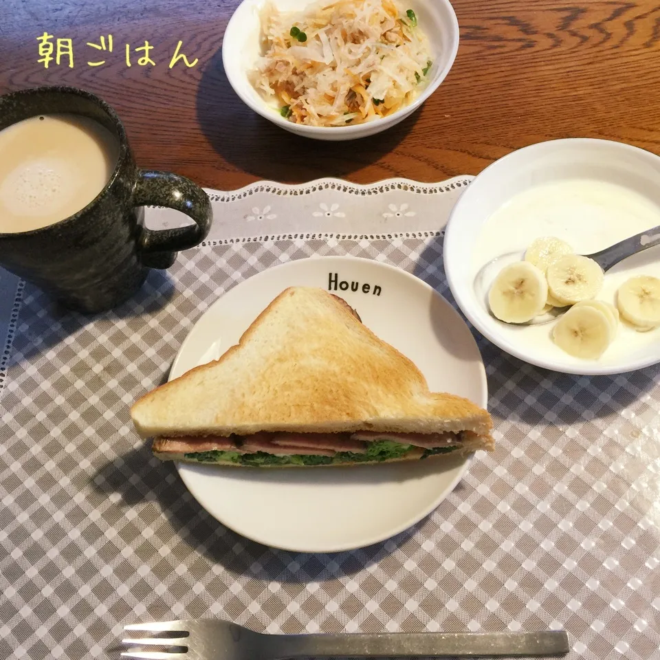 Snapdishの料理写真:ローストビーフサンド、大根サラダ、ヨーグルト、ミルクティー|yakinasuさん