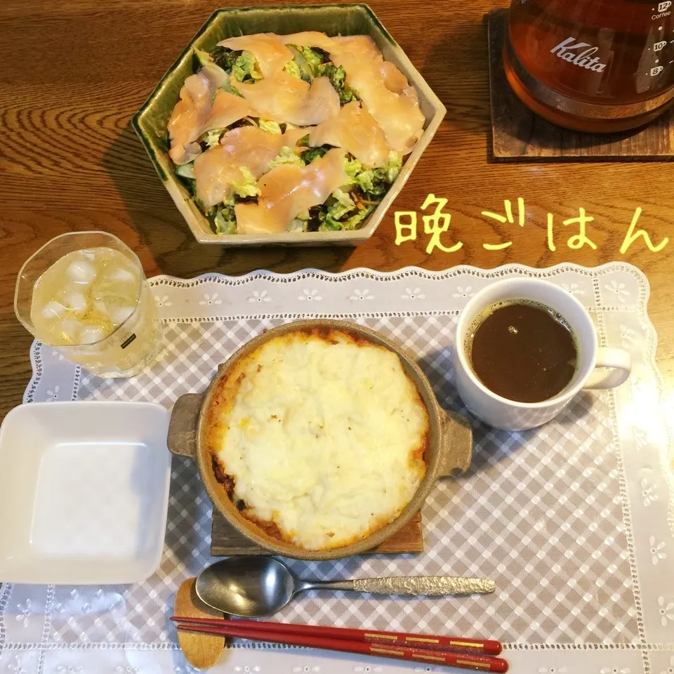 Snapdishの料理写真:ポテトグラタン、スモークサーモンのサラダ、オニオンスープ|yakinasuさん