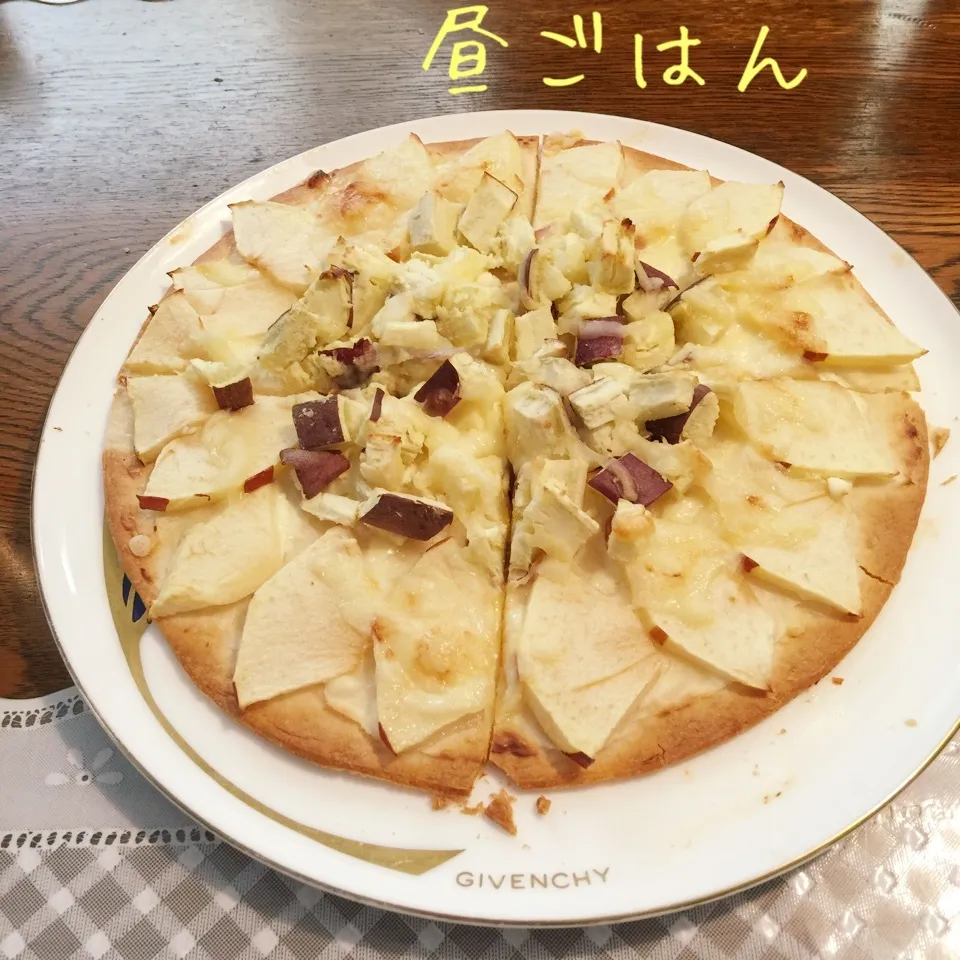 Snapdishの料理写真:薩摩芋と林檎、クリームチーズの蜂蜜ピザ|yakinasuさん