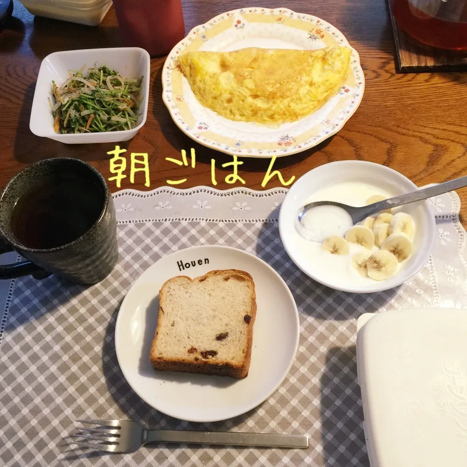 Snapdishの料理写真:シナモンレーズンパン、チーズオムレツ、豆苗ナムル、ヨーグルト|yakinasuさん