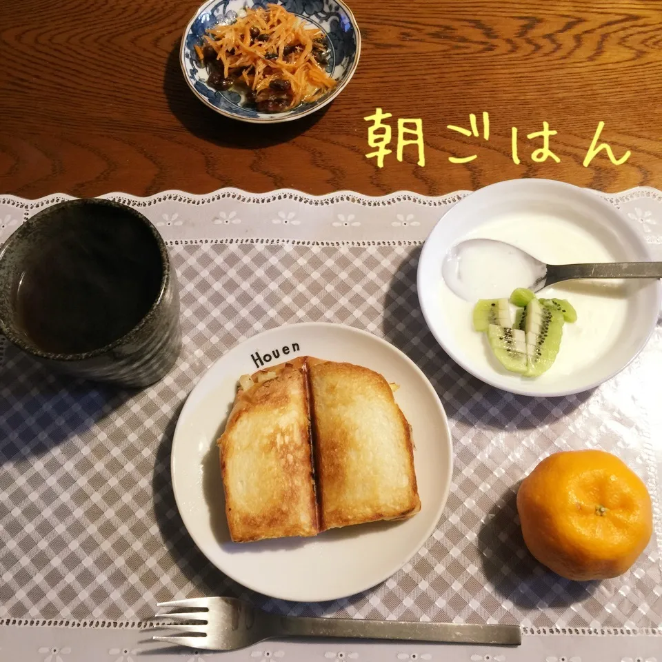 Snapdishの料理写真:キャベーコンホットサンド、キャロットラペ、ヨーグルトキウイ|yakinasuさん