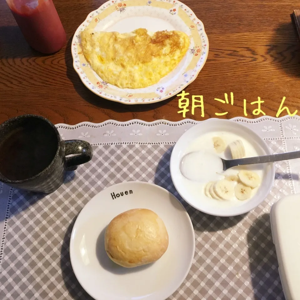 Snapdishの料理写真:甘納豆芋パン、チーズオムレツ、ヨーグルトバナナ、紅茶|yakinasuさん