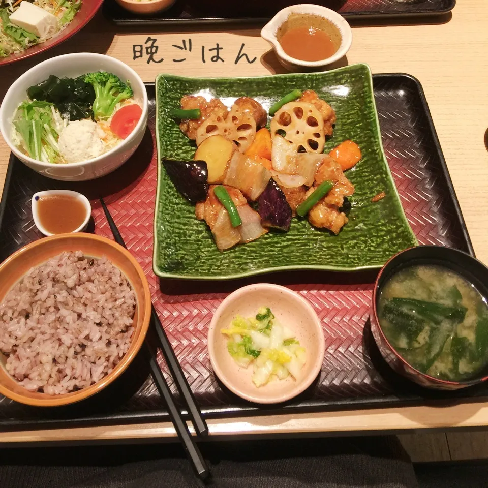 Snapdishの料理写真:大戸屋で、黒酢チキン定食|yakinasuさん