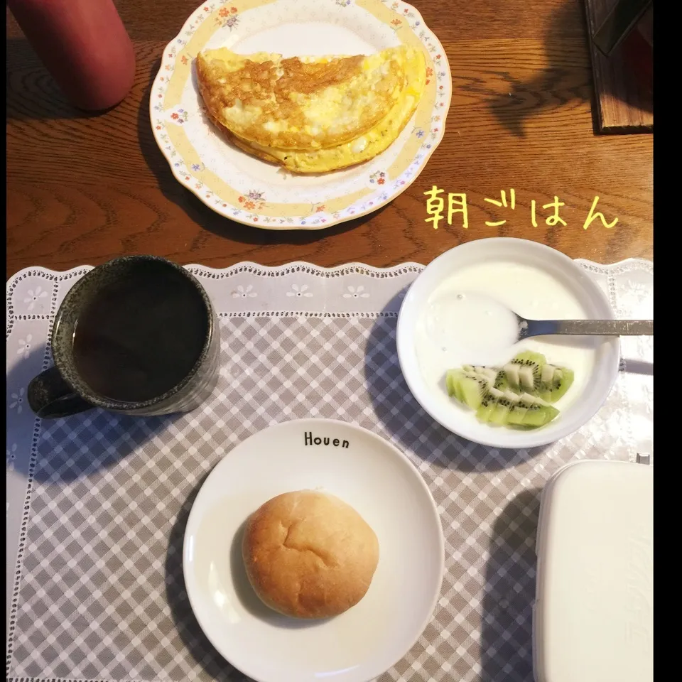 Snapdishの料理写真:クリチ明太子パン、チーズオムレツ、ヨーグルトキウイ、紅茶|yakinasuさん