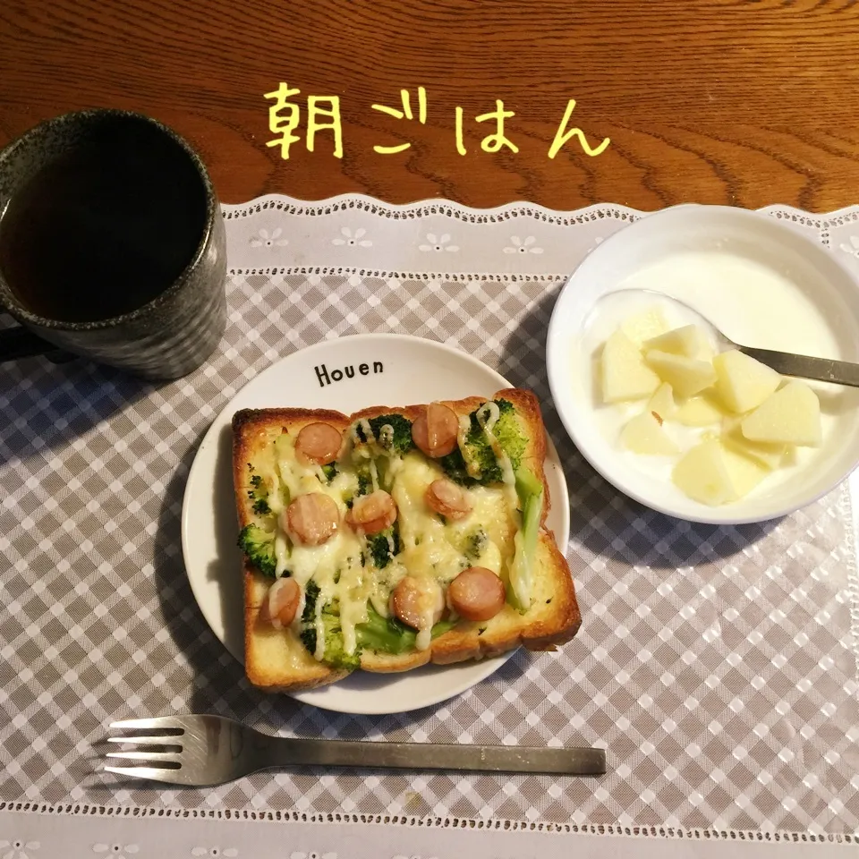 Snapdishの料理写真:ブロッコリーマヨピザ、ヨーグルト林檎、紅茶|yakinasuさん