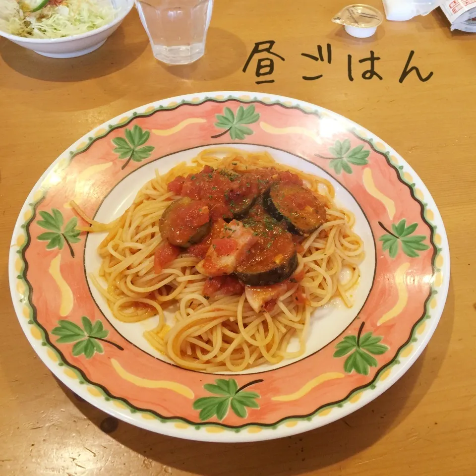 茄子とベーコンのトマトソースパスタ、サラダ、パン|yakinasuさん