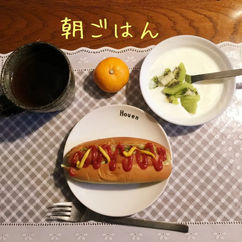 Snapdishの料理写真:ホットドッグ、みかん、ヨーグルトキウイ、紅茶|yakinasuさん