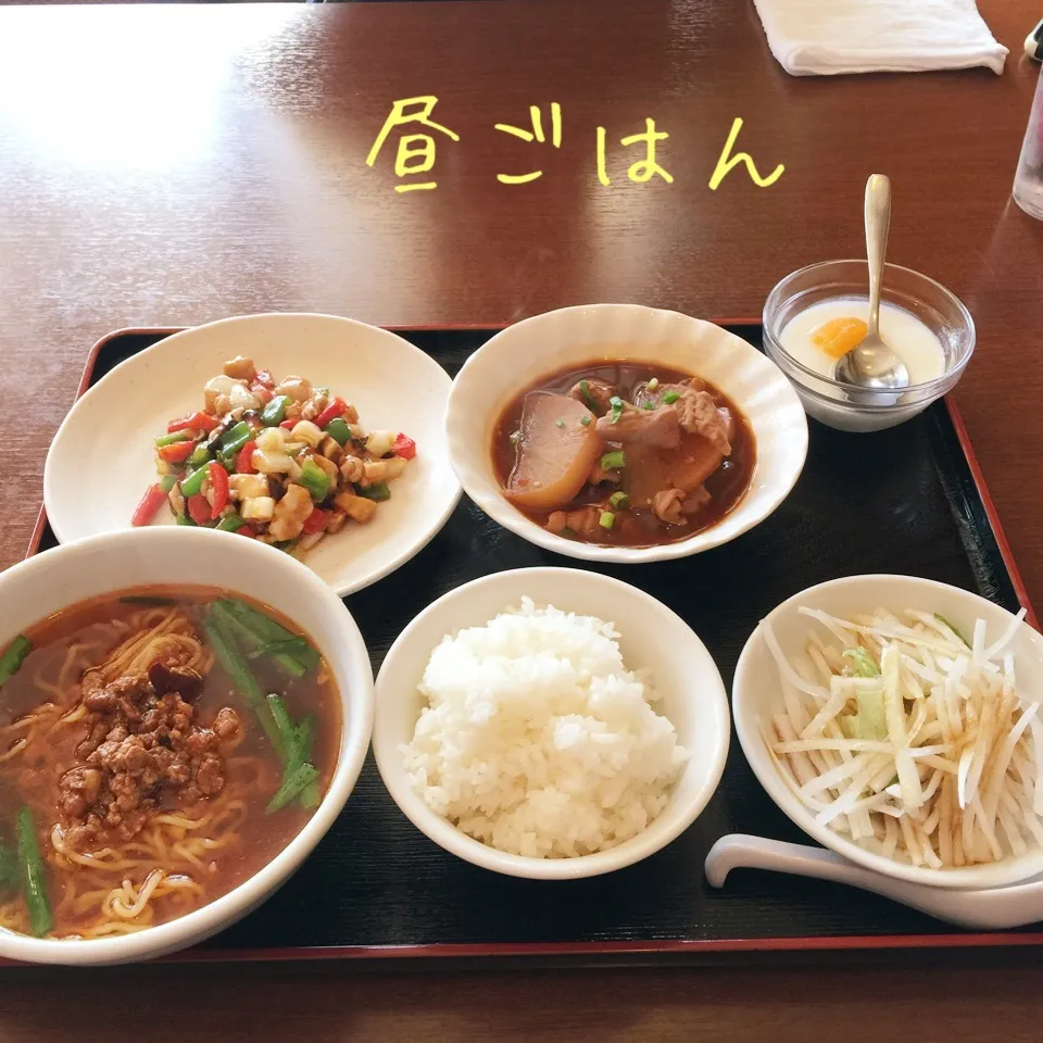 台湾ラーメン、土手煮、鶏肉パプリカ炒め、大根サラダ、杏仁豆腐|yakinasuさん