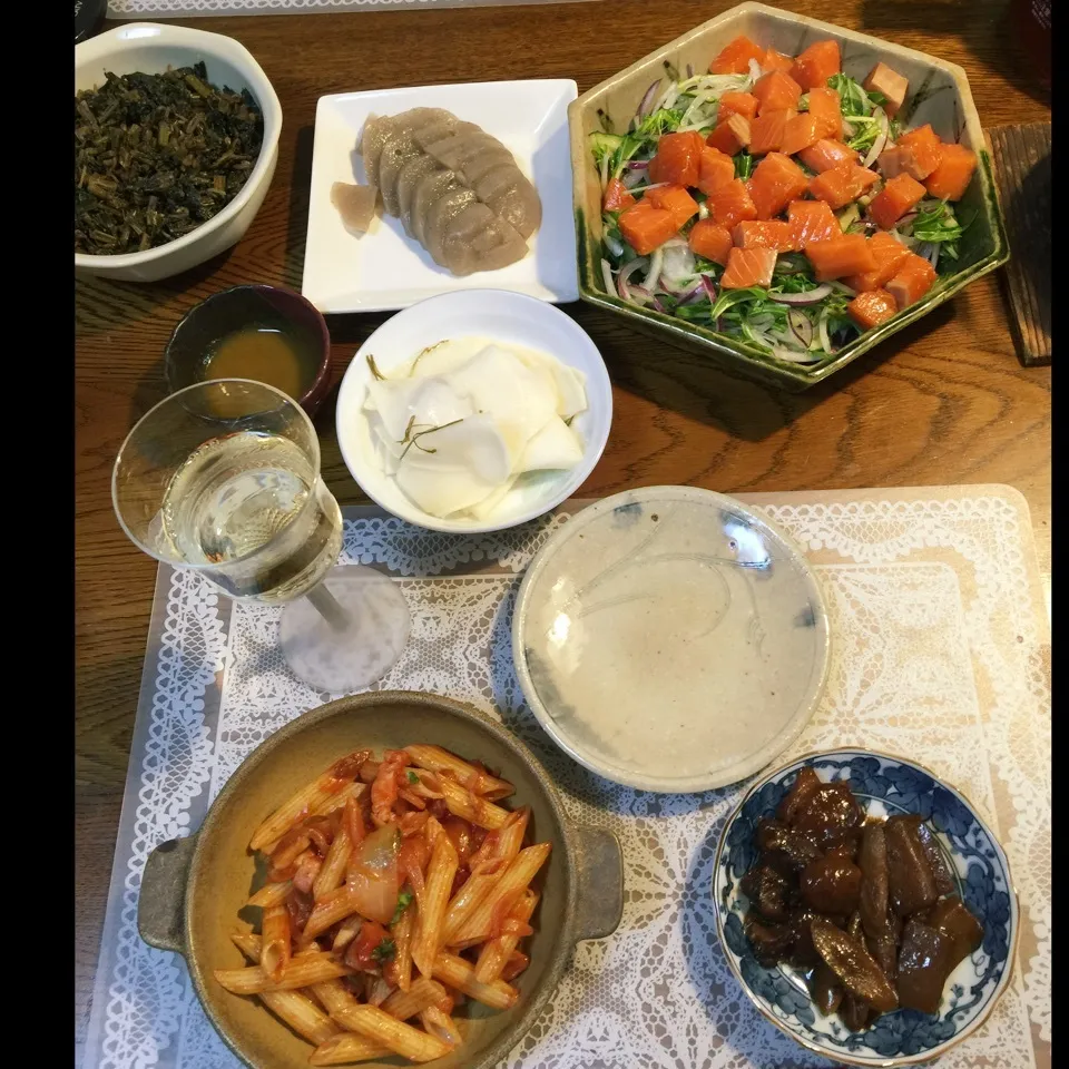 Snapdishの料理写真:牛筋味噌煮、サーモンサラダ、、ペンネとベーコン、刺身蒟蒻、|yakinasuさん